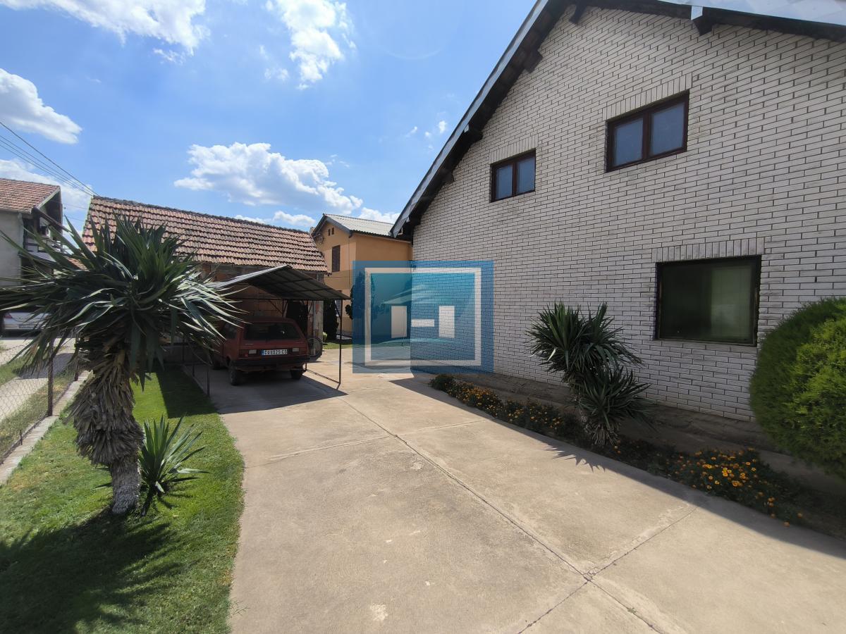 Kompletno imanje sa dve kuće, voćnjakom i pomoćnim objektima – sve na jednom mestu!