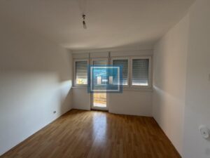 SUPER PONUDA – Dvosoban renoviran stan sa tri terase, Tabane – 170€