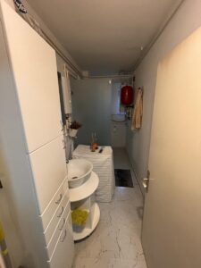 Prostrana porodična kuća sa dva sređena dvorišta i garažom