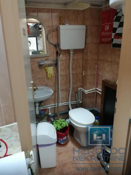 hitna prodaja dva spojena lokala povoljno u centru grada!!!