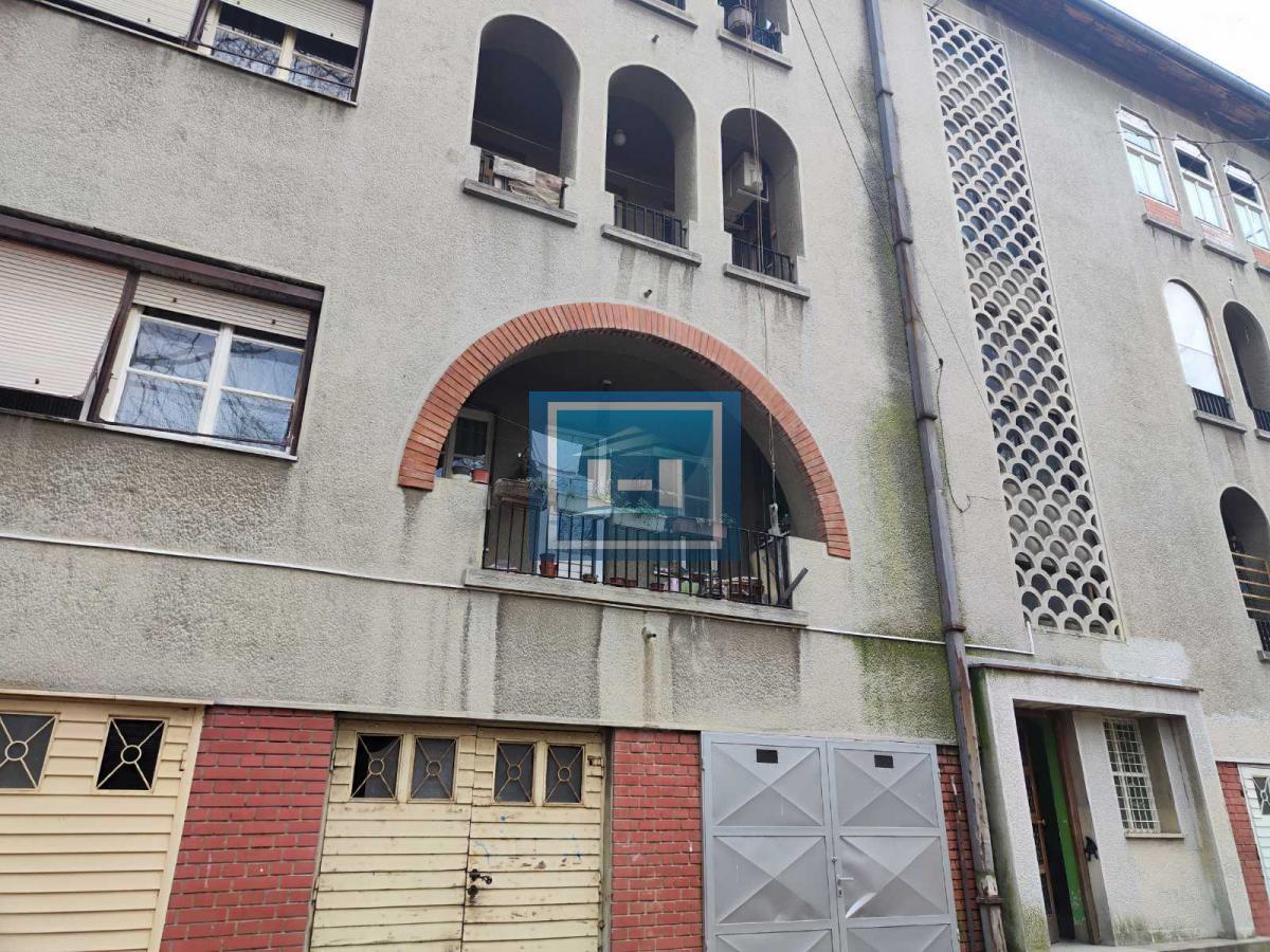 Trosoban stan na prvom spratu u Moravskom stilu u centru Jagodine