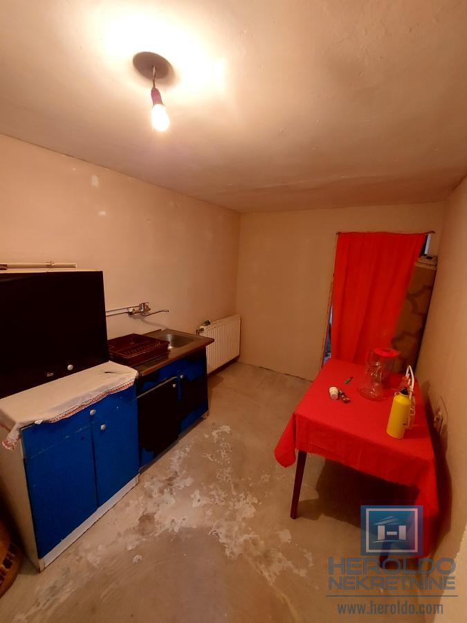 Prostrana kuća za adaptaciju