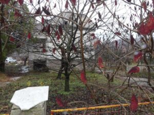 Kuća za rušenje sa velikim placem na odličnoj lokaciji u Majuru