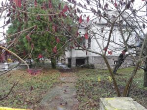 Kuća za rušenje sa velikim placem na odličnoj lokaciji u Majuru