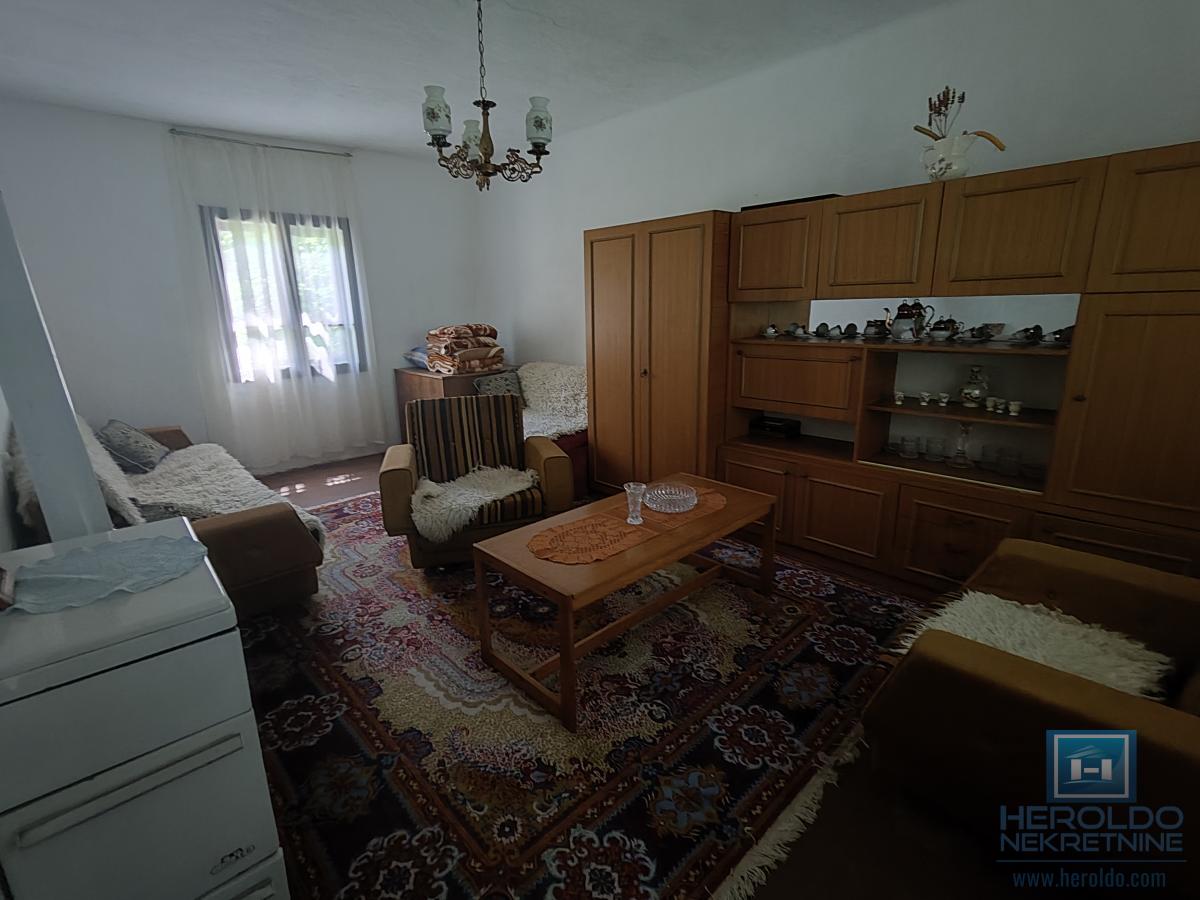 Prelepa parcela od 70 ari sa objektom u selu Lovci