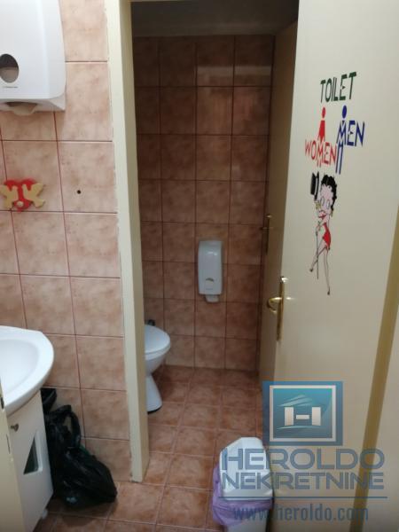 hitna prodaja dva spojena lokala povoljno u centru grada!!!