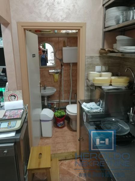 hitna prodaja dva spojena lokala povoljno u centru grada!!!