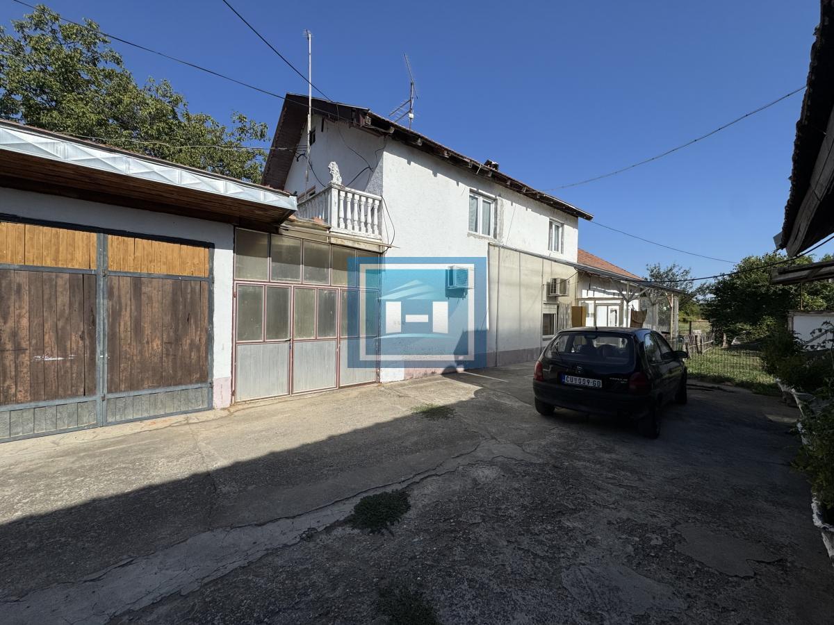 26,27 ARI. KUĆA. POMOĆNI OBJEKTI. I VELIKA MORAVA NA 150 METARA.