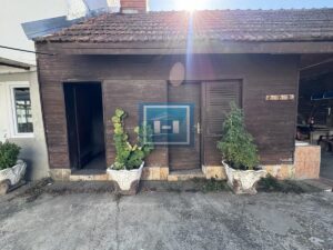 26,27 ARI. KUĆA. POMOĆNI OBJEKTI. I VELIKA MORAVA NA 150 METARA.