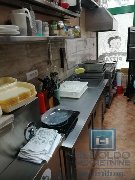 hitna prodaja dva spojena lokala povoljno u centru grada!!!