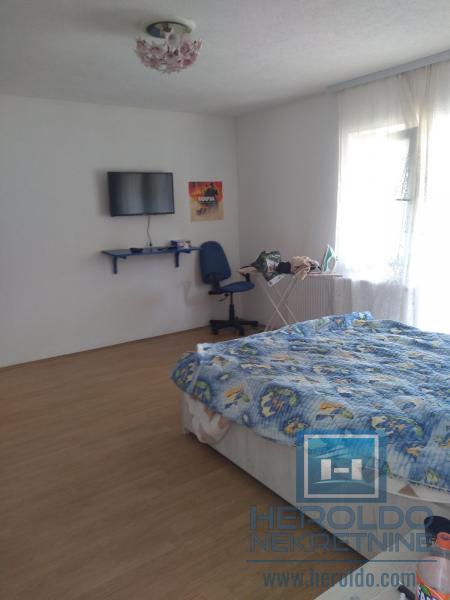 odlicna kuca sa placem u mirnom kraju