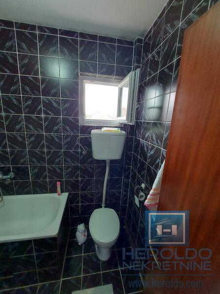 Dve kuće ukupne povrsine 198m2 na placu od 8a u selu Rakitovo