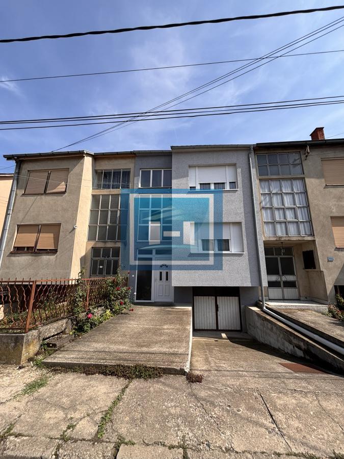 PRILIKA KOJA SE NE PROPUŠTA! Kuća na ODLIČNOJ lokaciji – idealna za stanovanje i investiciju!