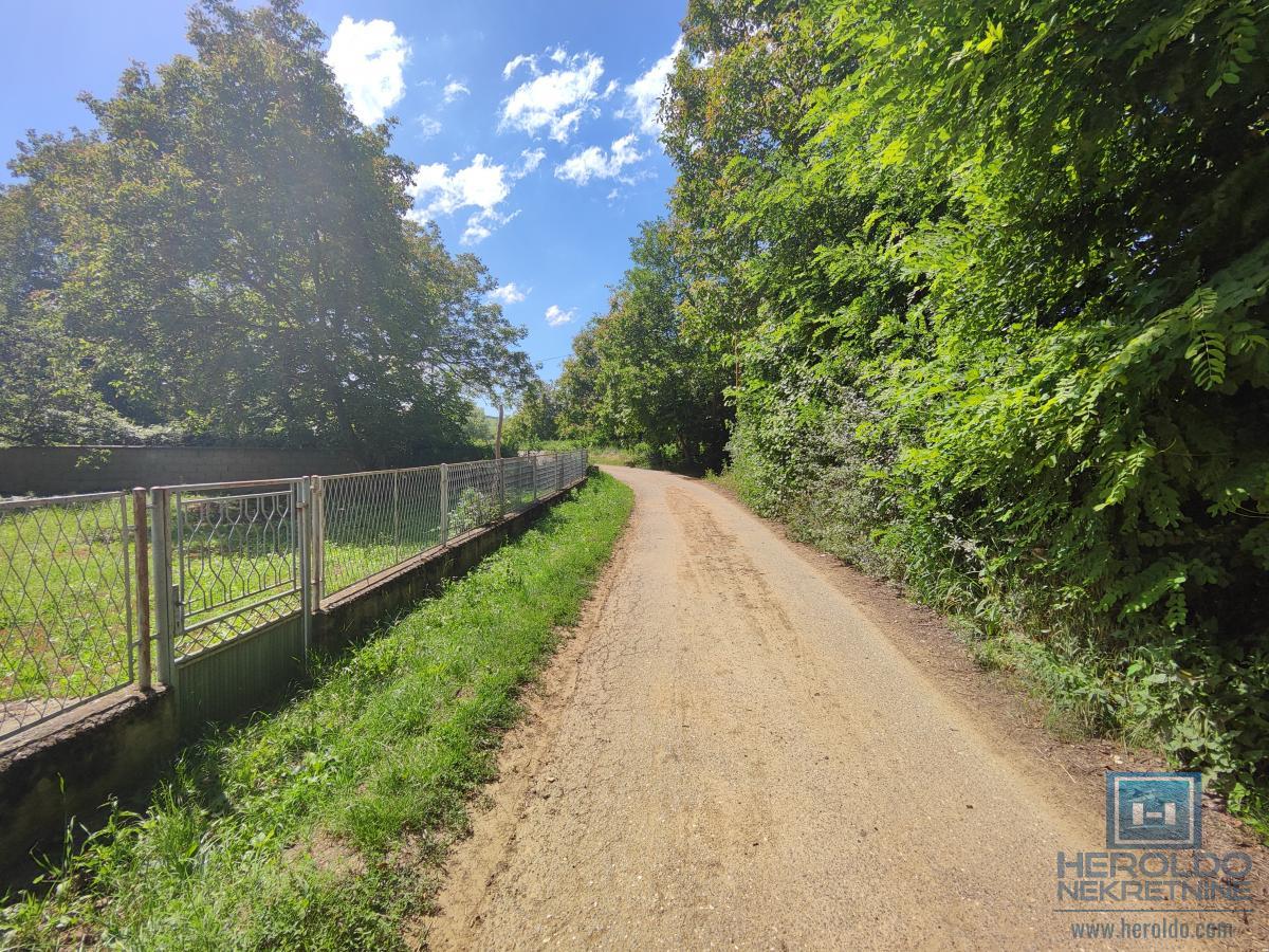 Prelepa parcela od 70 ari sa objektom u selu Lovci