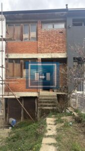 Prostran stan sa garažom i podrumom – sivo stanje, idealno za vašu adaptaciju!