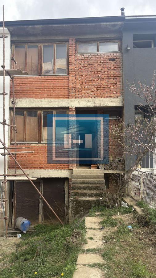 Prostran stan sa garažom i podrumom – sivo stanje, idealno za vašu adaptaciju!