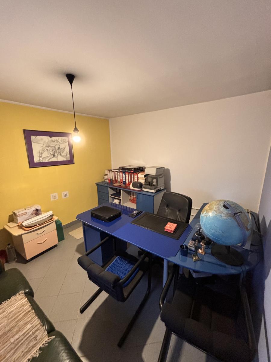 Prostrana porodična kuća sa dva sređena dvorišta i garažom