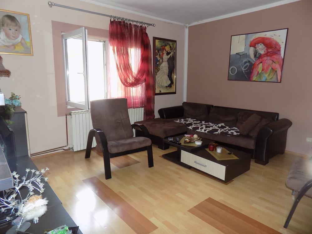 Kuća sa letnjikovcem u dvorištu