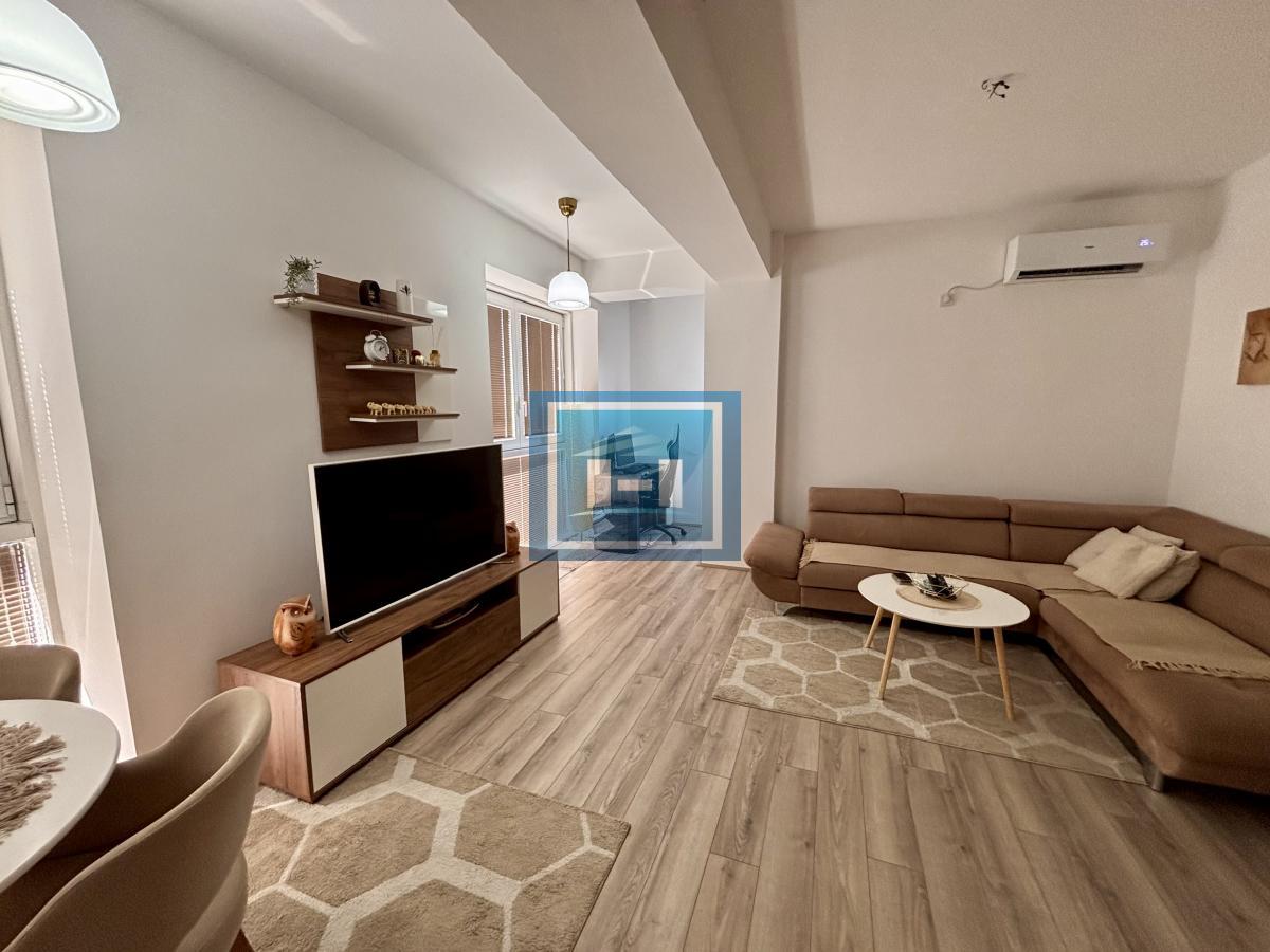 Kompletno opremljen jednoiposoban stan u novoj zgradi