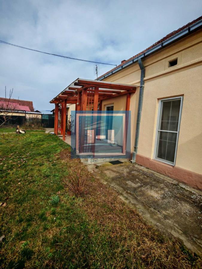 Kuća sa poslovnim prostorom na glavnom putu