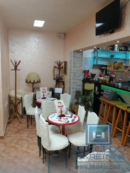 hitna prodaja dva spojena lokala povoljno u centru grada!!!