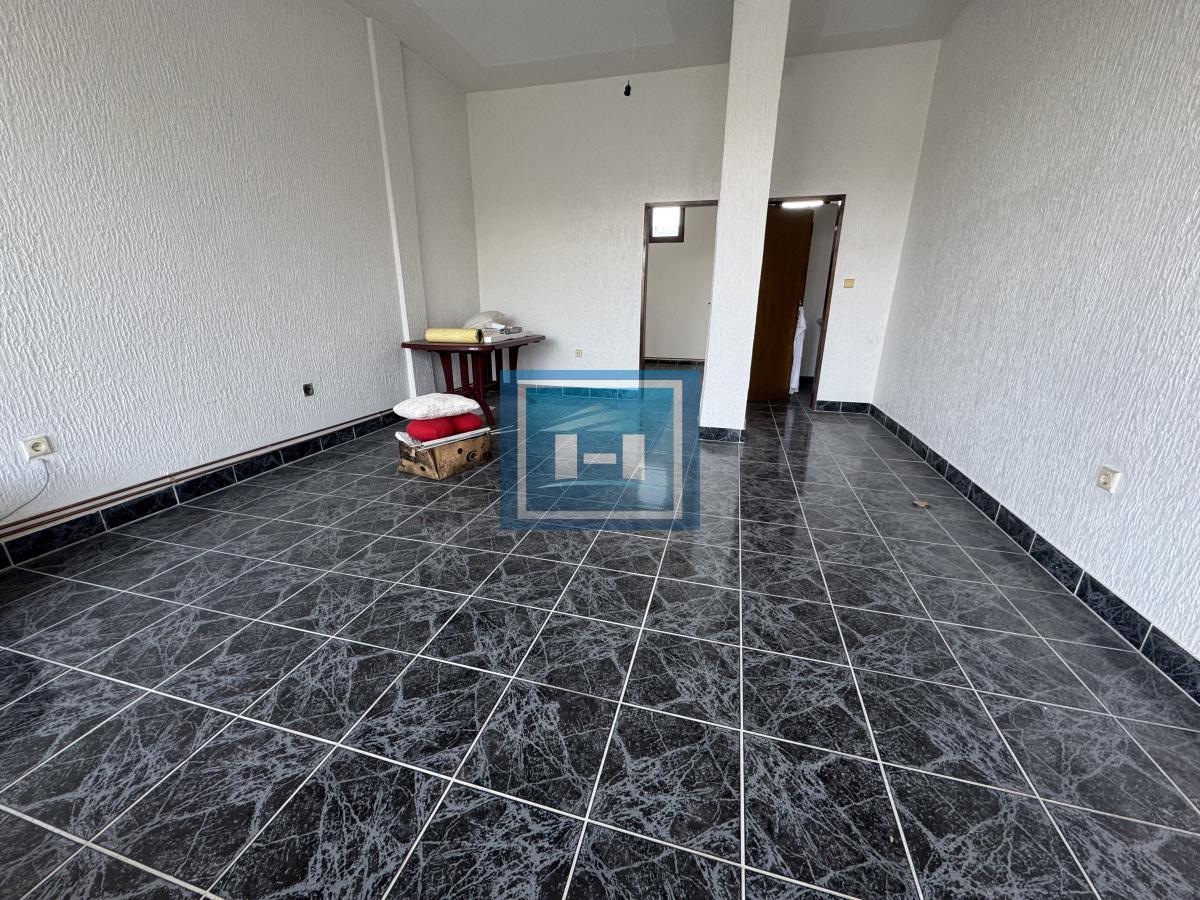 Stambeno poslovni objekat od 885m2 sa 4 lokala