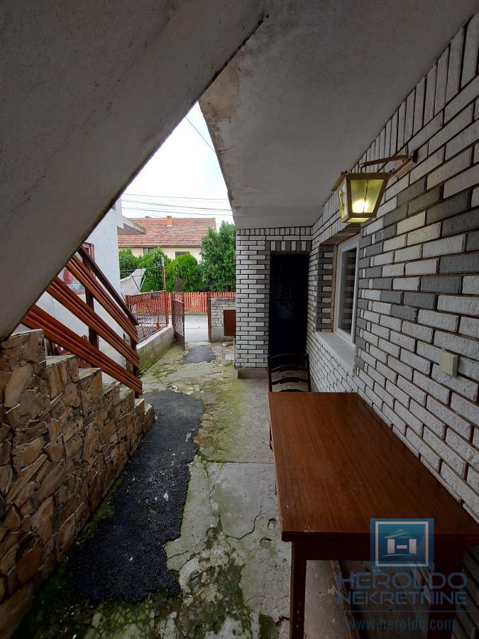 Prostrana kuća za adaptaciju