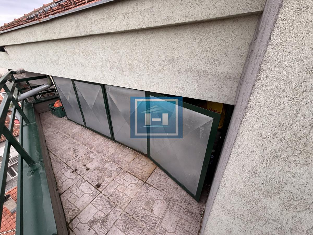 Dvosoban stan u potkrovlju ! Postoji mogućnost kupovine preko kredita!!