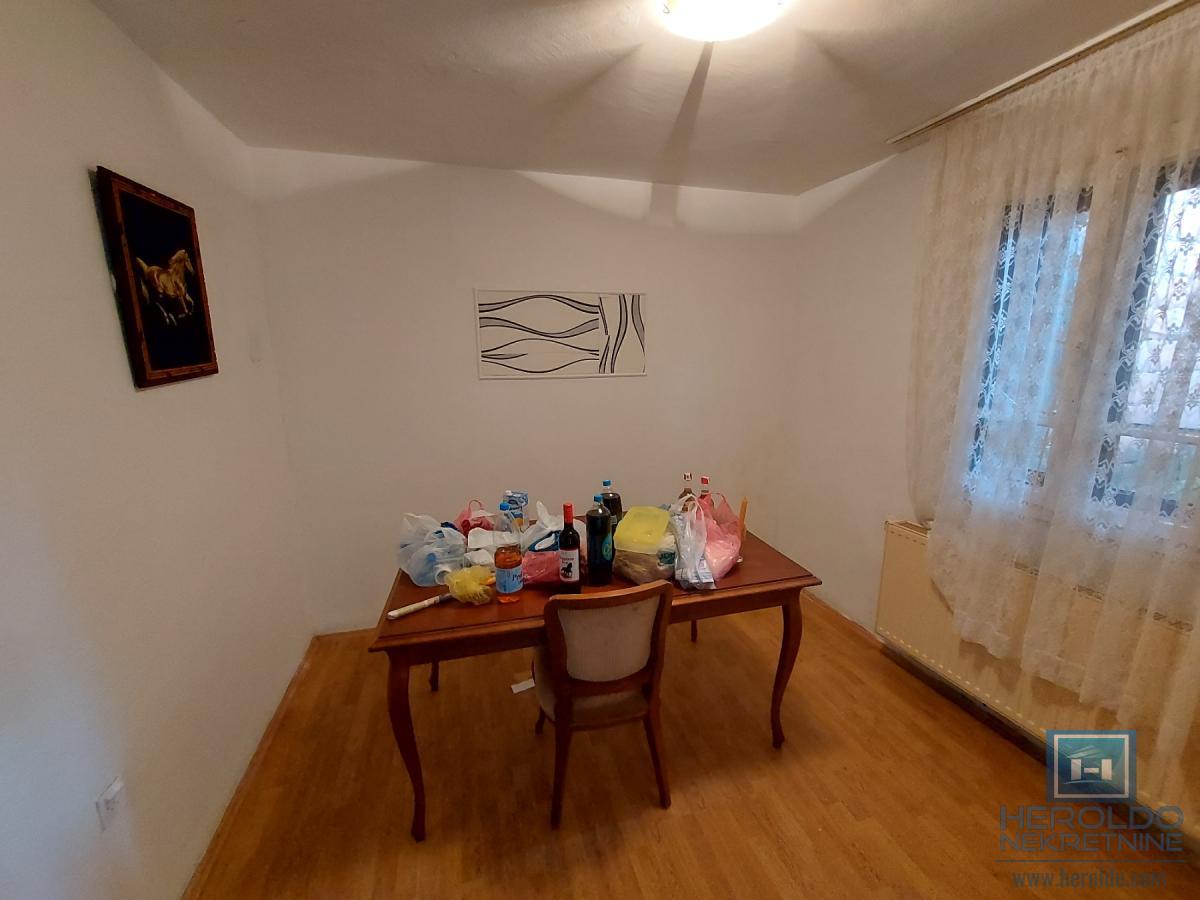 Prostrana kuća za adaptaciju