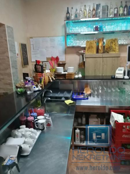 hitna prodaja dva spojena lokala povoljno u centru grada!!!