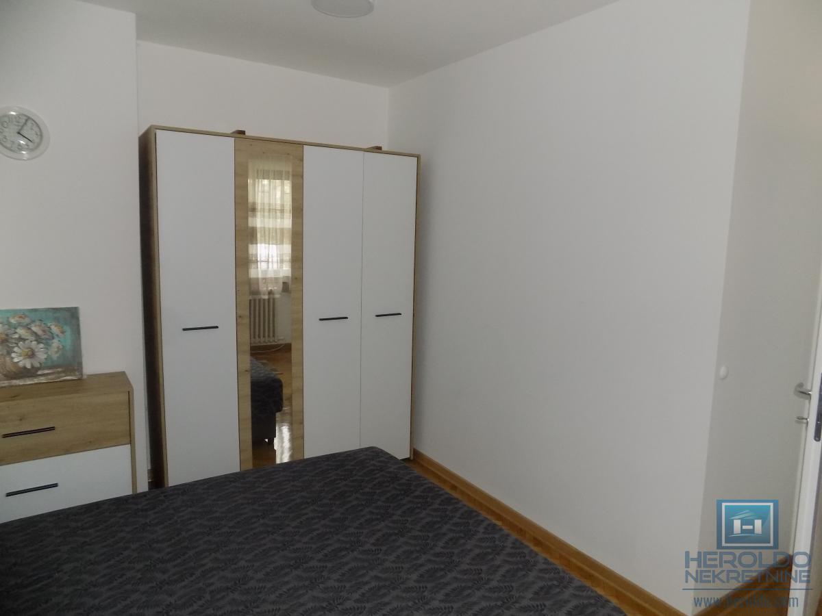 Izdaje se dvosoban potpuno sredjen stan