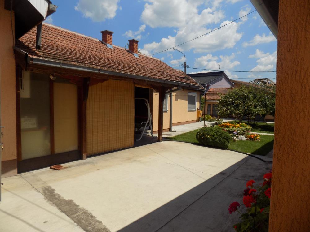 3 kuće u dvoruštu/Kružni tok