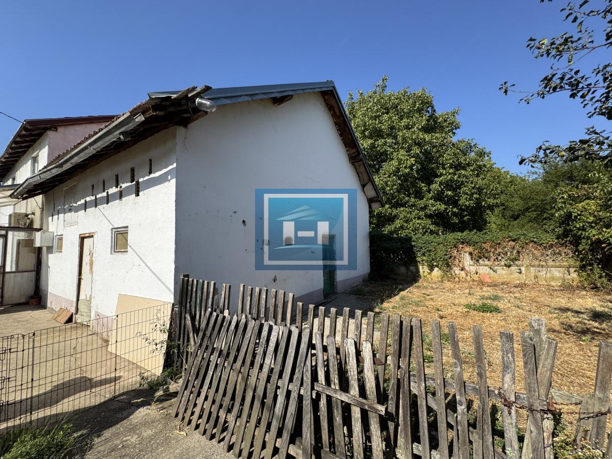 26,27 ARI. KUĆA. POMOĆNI OBJEKTI. I VELIKA MORAVA NA 150 METARA.