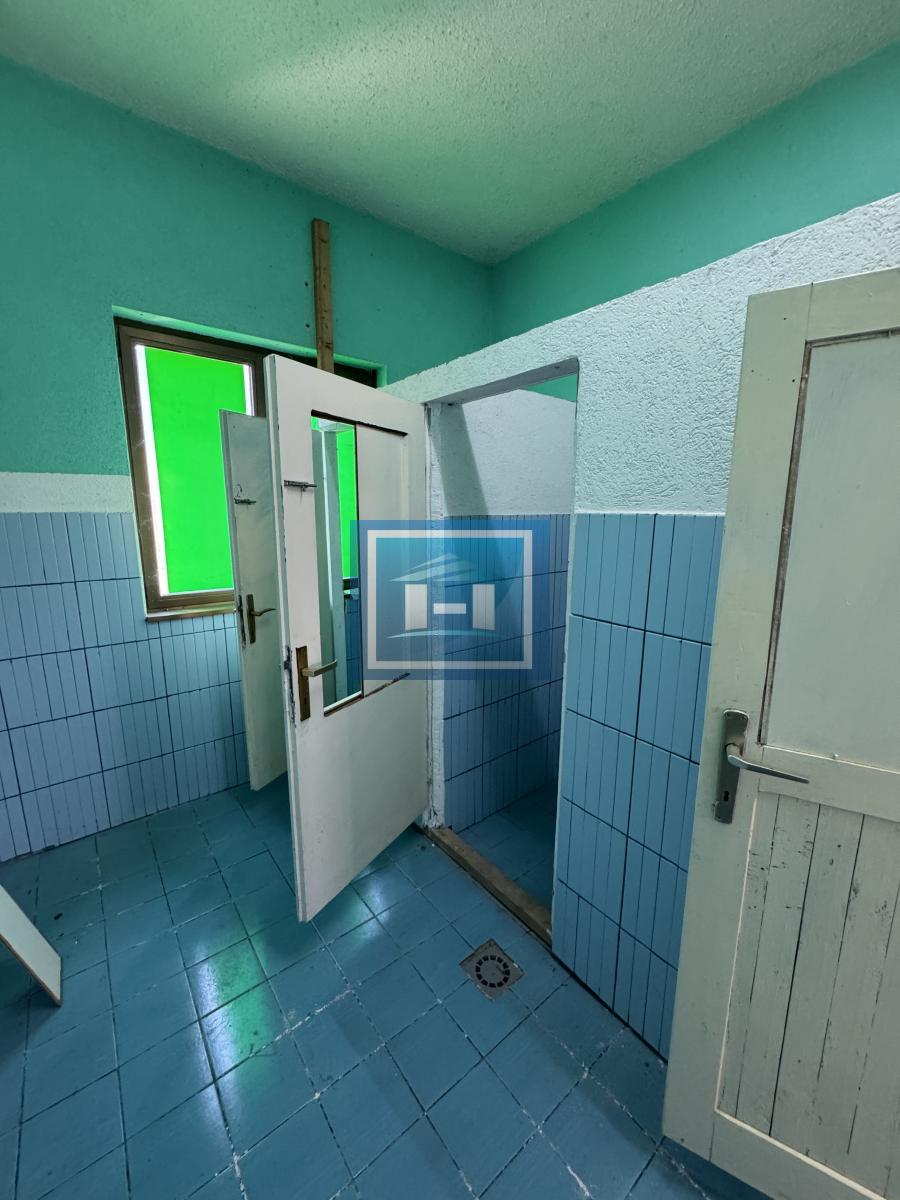 Izdaje se poslovni prostor 1300m² u Supskoj – tri etaže, šleperski prilaz, parking za 30 vozila