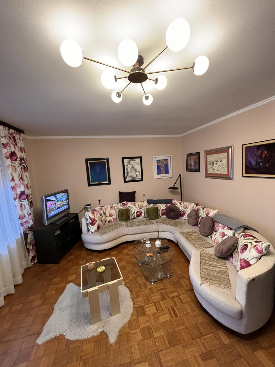 Prostrana porodična kuća sa dva sređena dvorišta i garažom