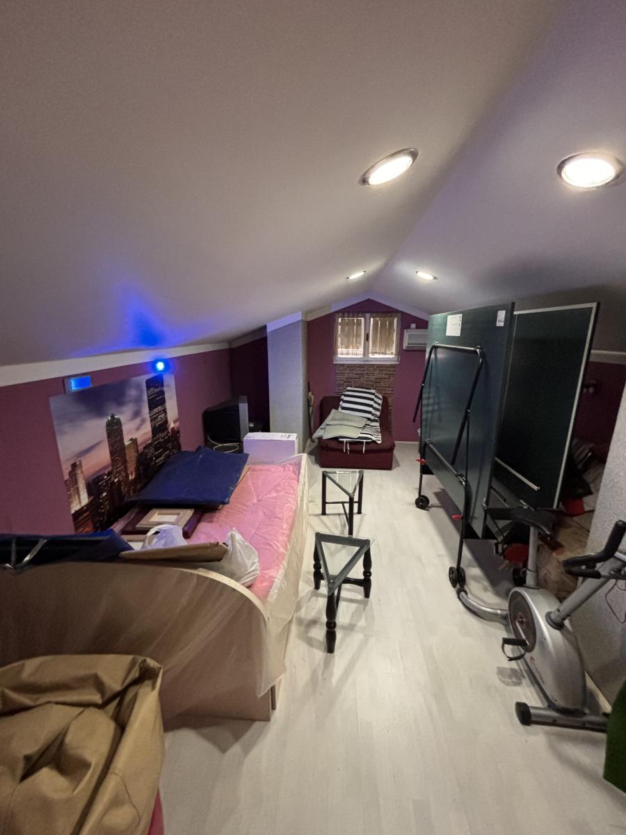 Prostrana porodična kuća sa dva sređena dvorišta i garažom