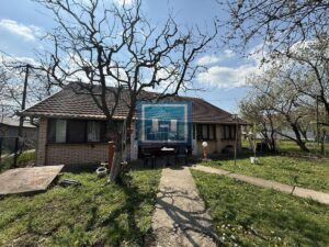 Na prodaju porodična kuća sa pomoćnim objektom – mirna lokacija, odličan potencijal