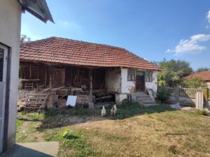 Seosko domaćinstvo u Kočinom selu na dobroj lokaciji