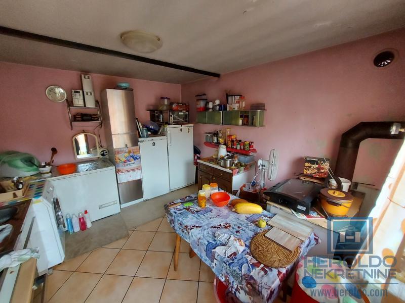 Dve kuće ukupne povrsine 198m2 na placu od 8a u selu Rakitovo