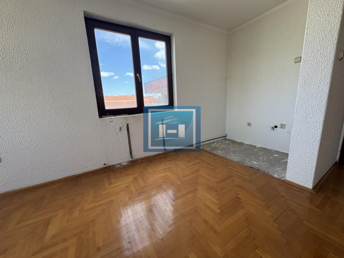 Stambeno poslovni objekat od 885m2 sa 4 lokala