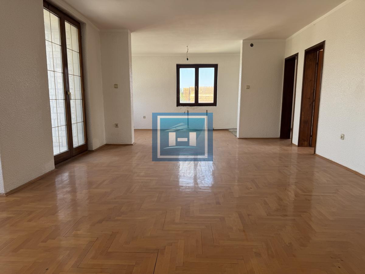 Stambeno poslovni objekat od 885m2 sa 4 lokala