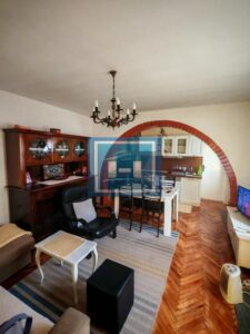 Kuća sa poslovnim prostorom na glavnom putu