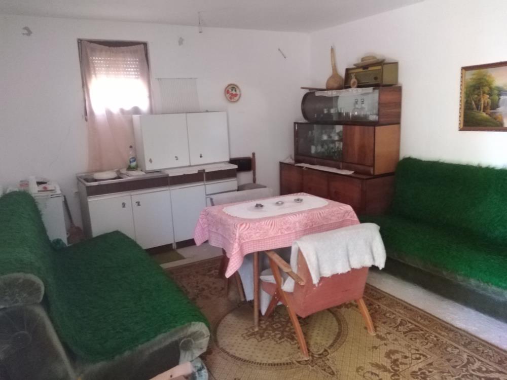 Kuća na sprat sa spoljnim stepenicama