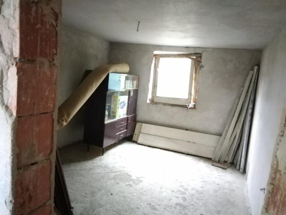 Kuća na sprat sa spoljnim stepenicama