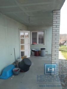 odlicna kuca sa placem u mirnom kraju