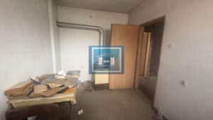 Prostran stan sa garažom i podrumom – sivo stanje, idealno za vašu adaptaciju!