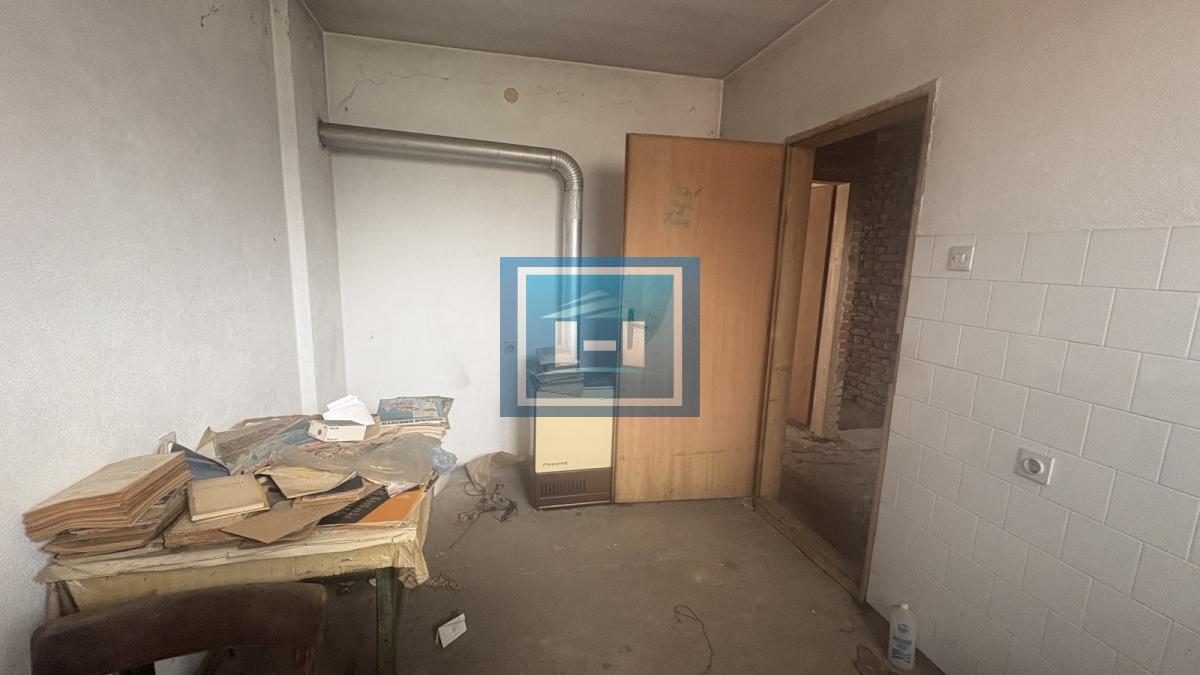 Prostran stan sa garažom i podrumom – sivo stanje, idealno za vašu adaptaciju!