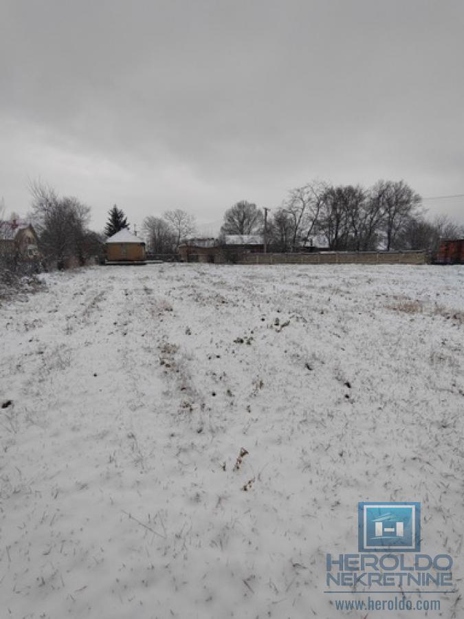 Veliki plac sa objektom u centru Rakitova