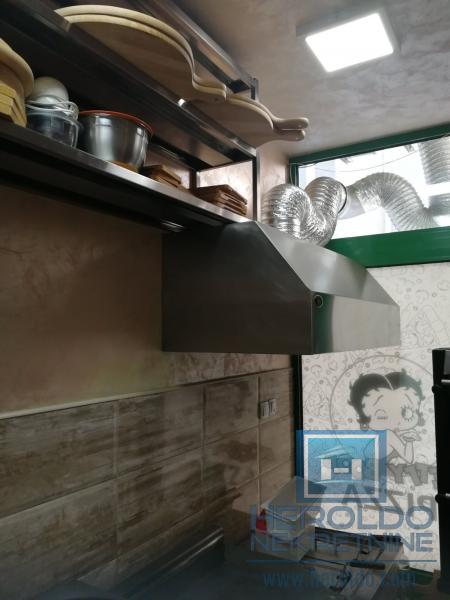 hitna prodaja dva spojena lokala povoljno u centru grada!!!