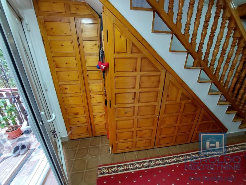 Dve kuće ukupne povrsine 198m2 na placu od 8a u selu Rakitovo